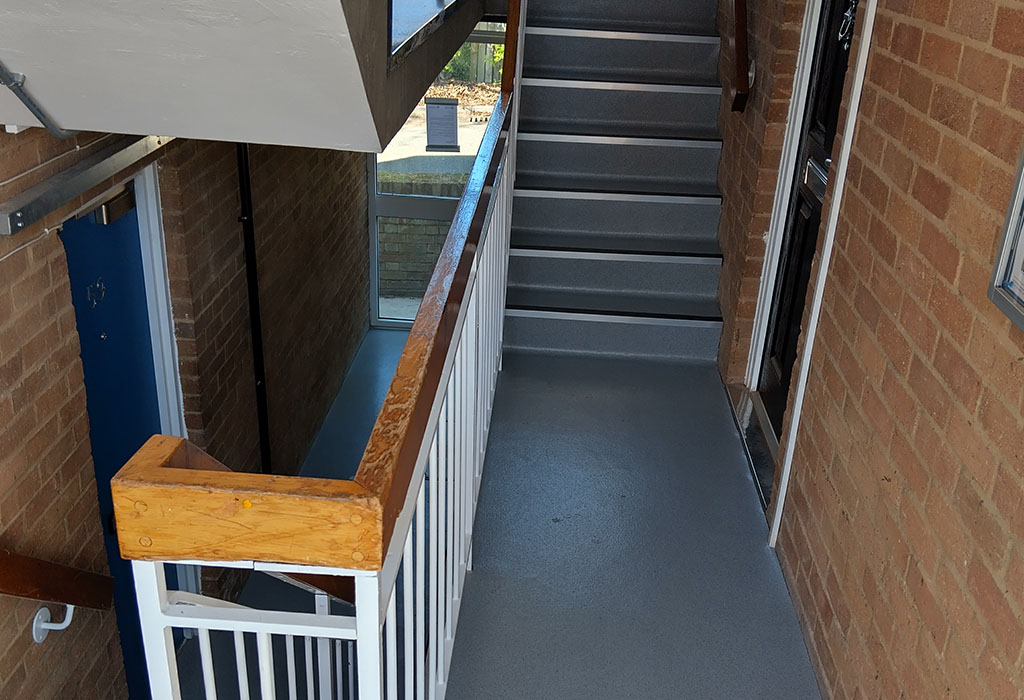 1024x700 3 pic rotating_Mountside (1)